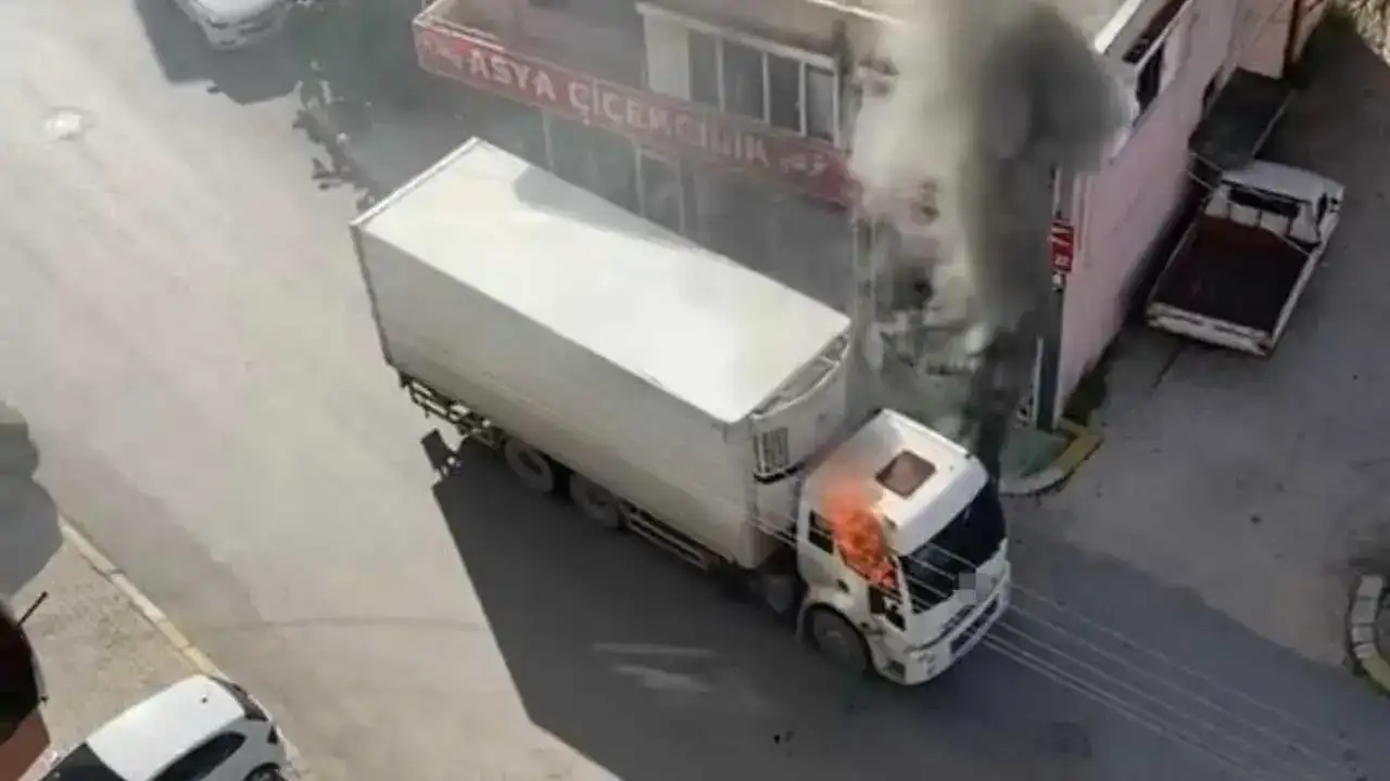 Serik’te Park Halindeki Kamyon Alev Topuna Döndü! 1